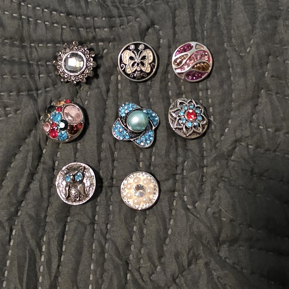 SALE 🏴󠁧󠁢󠁳󠁣󠁴󠁿 Assorted Snap Jewelry Set with Bracelets and Charms - Picture 13 of 15